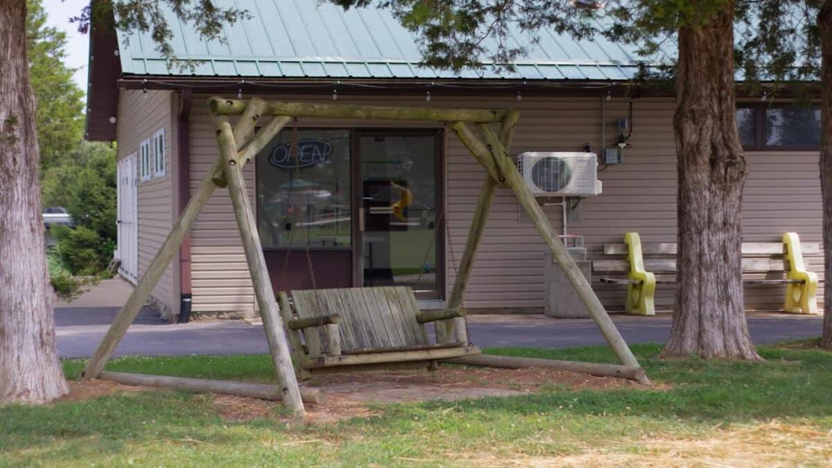 Charming Log Cabin In 布卢明顿 外观 照片